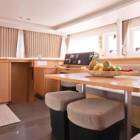 Botel Catamarano Nemo45 Naples